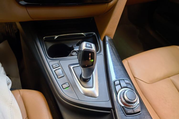 Used BMW 3 Series GT 2017 320i Luxury Design Package Interior 7