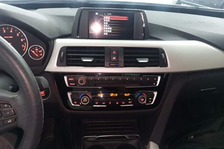 Used BMW 3 Series GT 2017 320i Sport Edition Audio And AC Panel