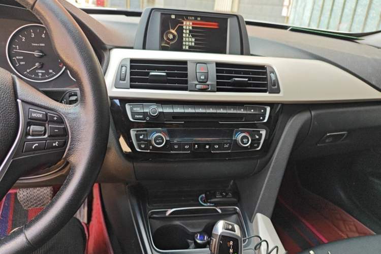 Used BMW 3 Series GT 2017 320i Sport Edition Audio And AC Panel