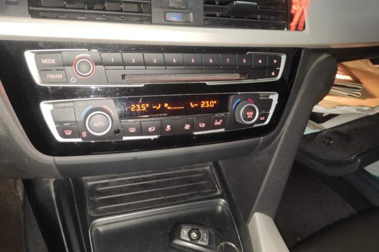 Used BMW 3 Series GT 2017 320i Sport Edition Audio And AC Panel