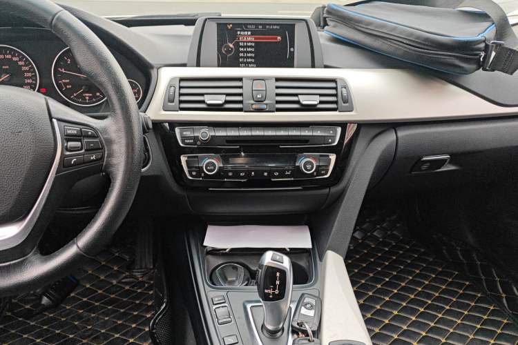 Used BMW 3 Series GT 2017 320i Sport Edition Audio And AC Panel