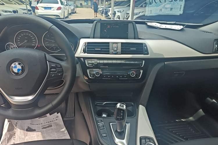 Used BMW 3 Series GT 2017 320i Sport Edition Audio And AC Panel