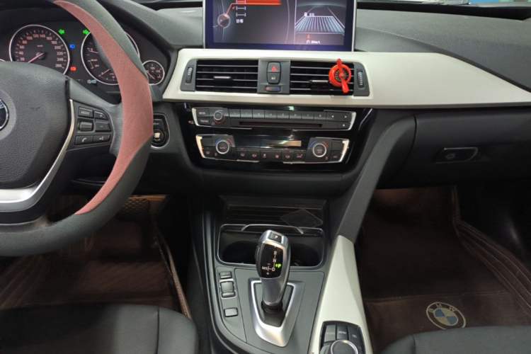 Used BMW 3 Series GT 2017 320i Sport Edition Audio And AC Panel