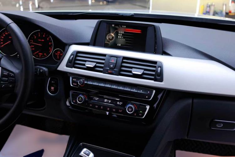 Used BMW 3 Series GT 2017 320i Sport Edition Audio And AC Panel