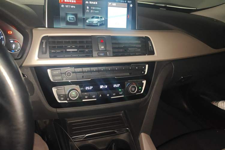 Used BMW 3 Series GT 2017 320i Sport Edition Audio And AC Panel