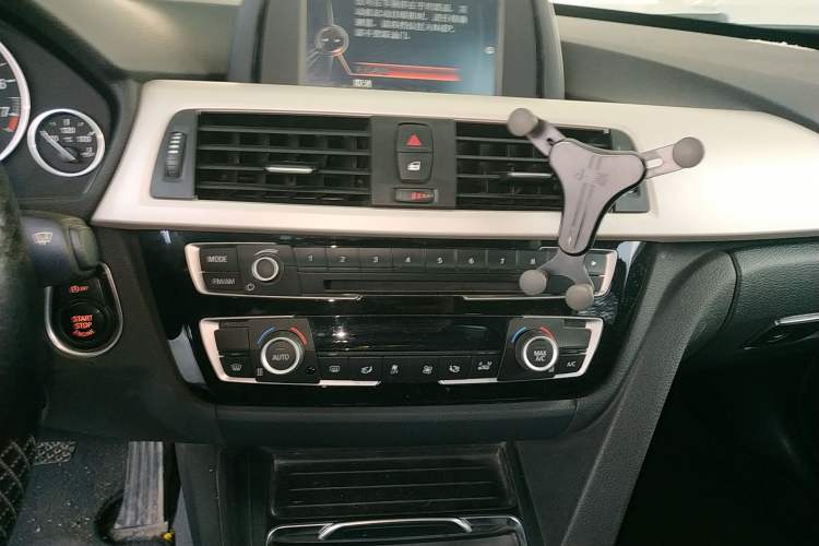 Used BMW 3 Series GT 2017 320i Sport Edition Audio And AC Panel