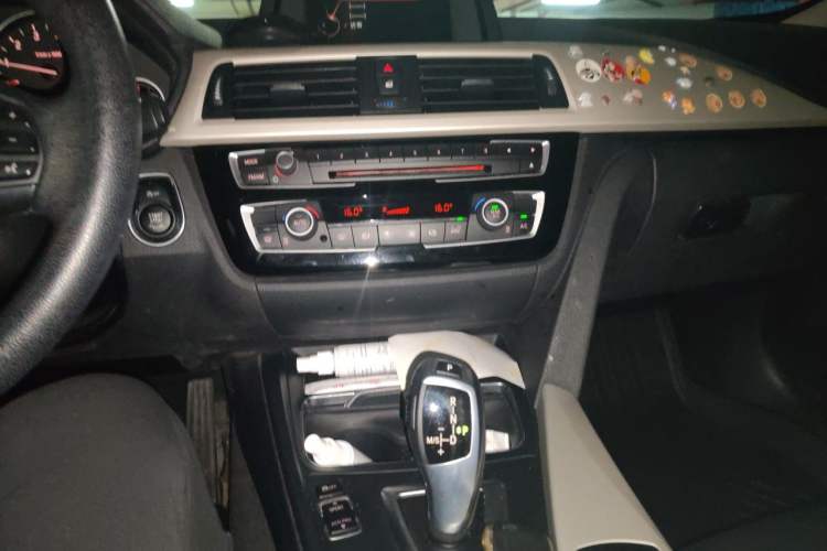 Used BMW 3 Series GT 2017 320i Sport Edition Audio And AC Panel