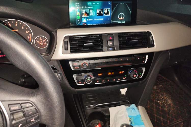 Used BMW 3 Series GT 2017 320i Sport Edition Audio And AC Panel