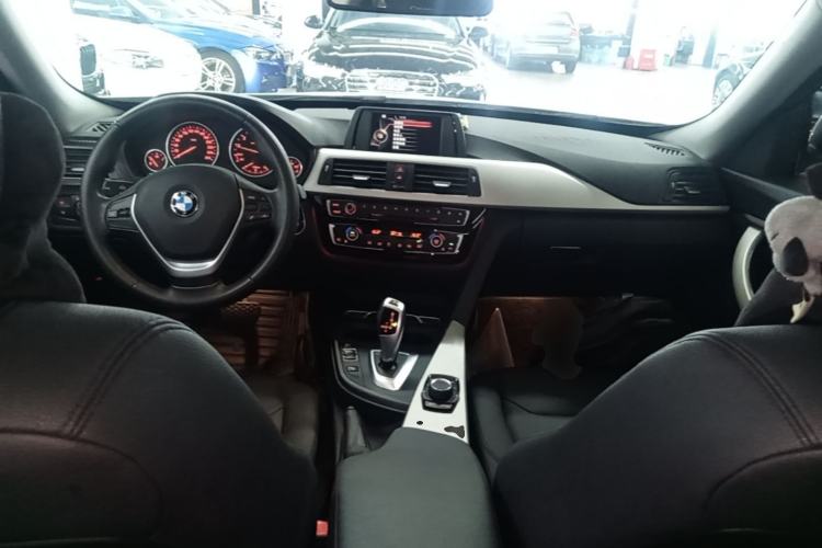 Used BMW 3 Series GT 2017 320i Sport Edition Center Console