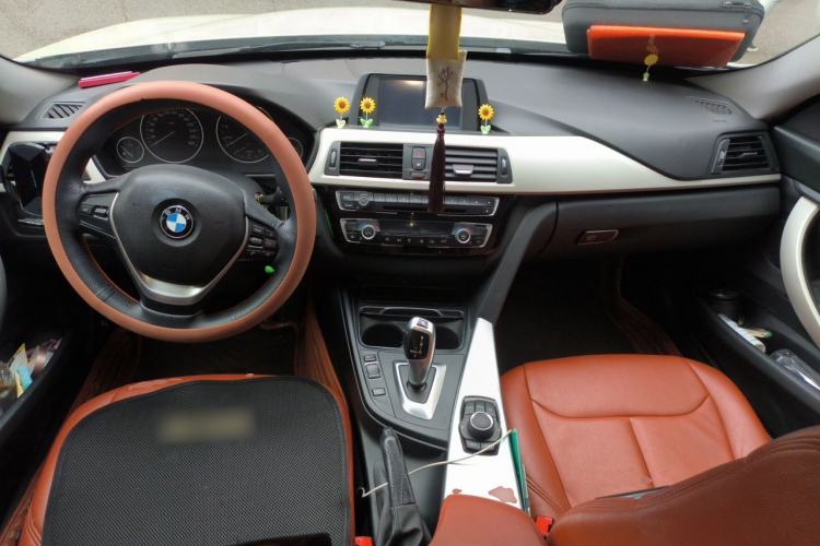 Used BMW 3 Series GT 2017 320i Sport Edition Center Console