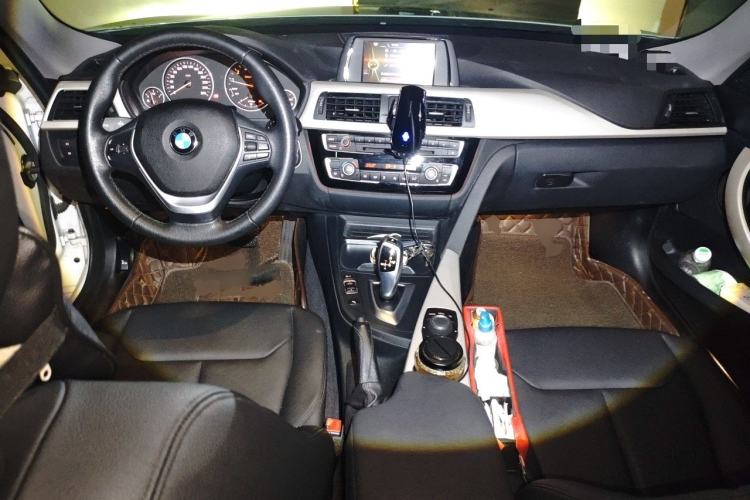 Used BMW 3 Series GT 2017 320i Sport Edition Center Console