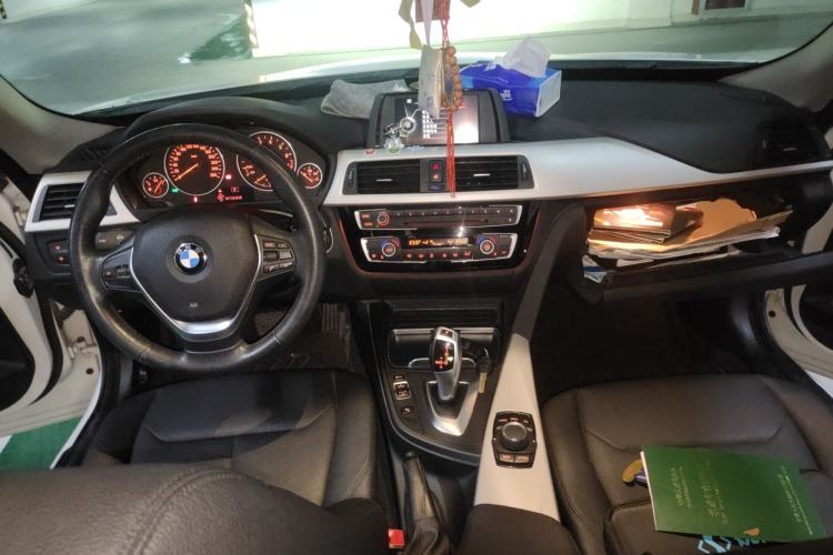 Used BMW 3 Series GT 2017 320i Sport Edition Center Console