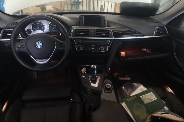 Used BMW 3 Series GT 2017 320i Luxury Design Package Center Console
