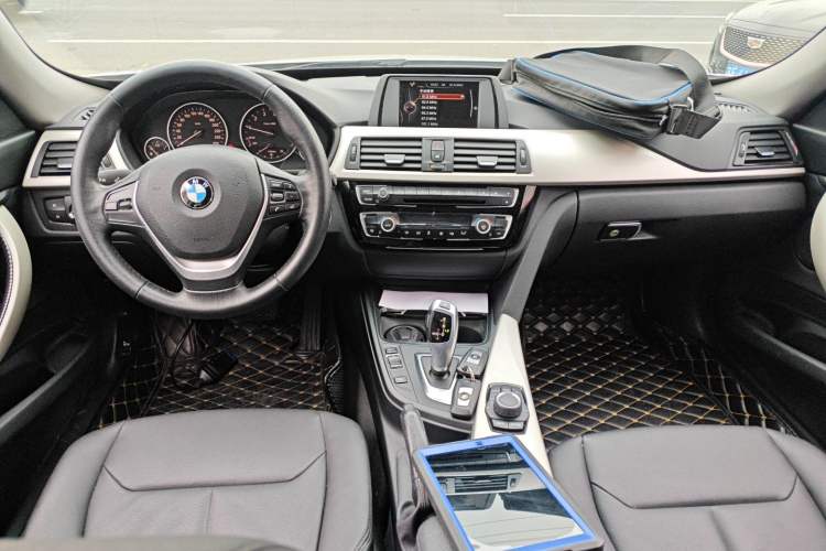 Used BMW 3 Series GT 2017 320i Sport Edition Center Console