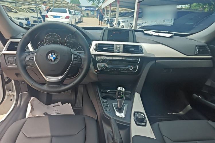 Used BMW 3 Series GT 2017 320i Sport Edition Center Console