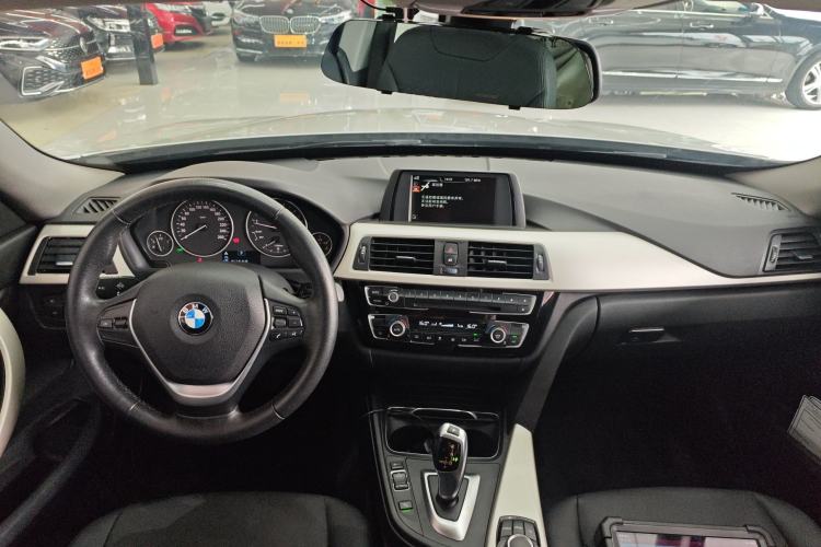 Used BMW 3 Series GT 2017 320i Sport Edition Center Console