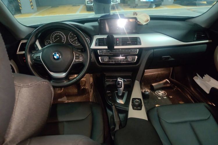 Used BMW 3 Series GT 2017 320i Sport Edition Center Console