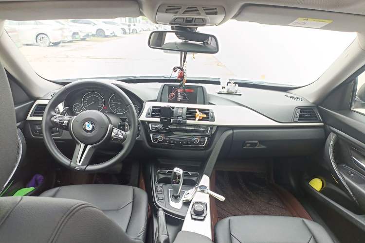 Used BMW 3 Series GT 2017 320i Sport Edition Center Console