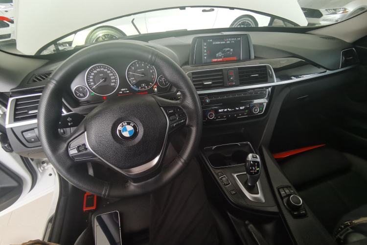 Used BMW 3 Series GT 2017 320i Sport Edition Center Console