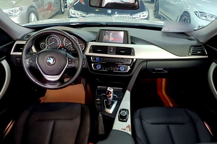 Used BMW 3 Series GT 2017 320i Sport Edition Center Console