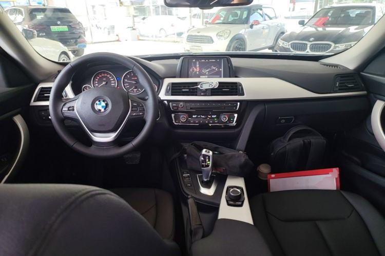 Used BMW 3 Series GT 2017 320i Sport Edition Center Console