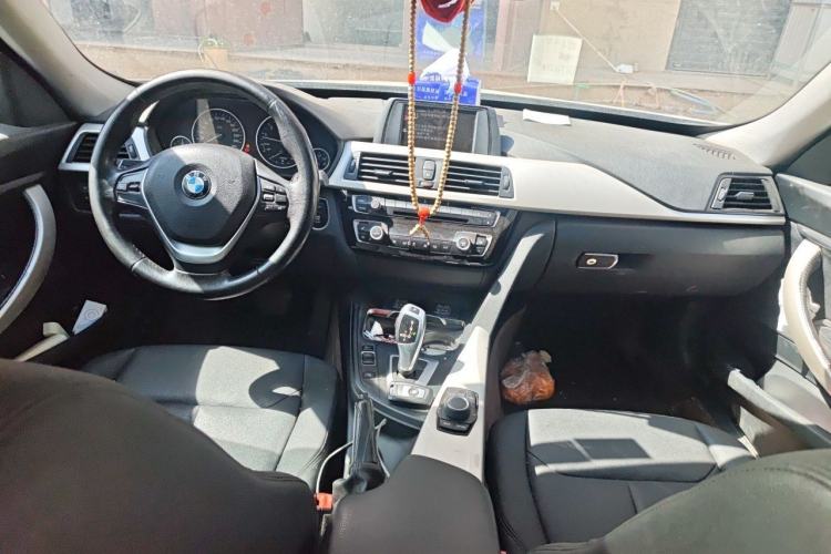 Used BMW 3 Series GT 2017 320i Sport Edition Center Console
