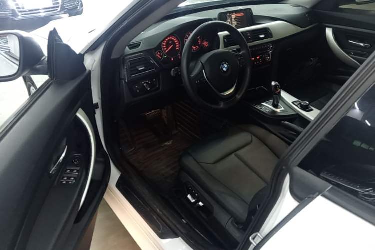 Used BMW 3 Series GT 2017 320i Sport Edition Driver Seat