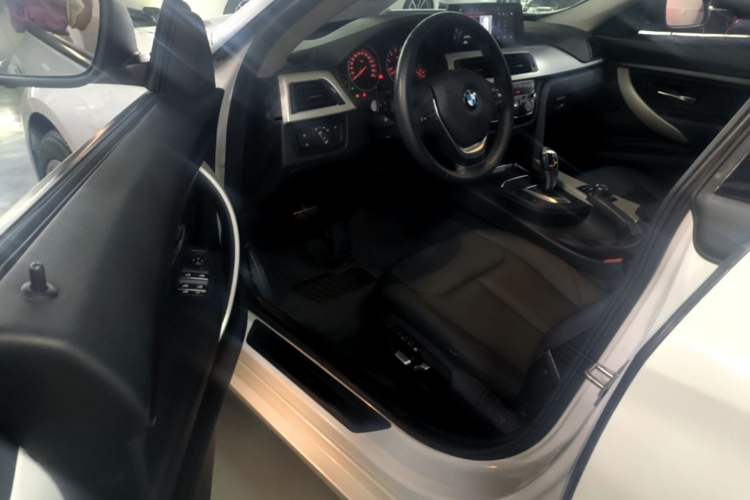 Used BMW 3 Series GT 2017 320i Sport Edition Driver Seat