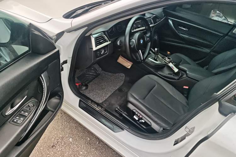 Used BMW 3 Series GT 2017 320i Sport Edition Driver Seat