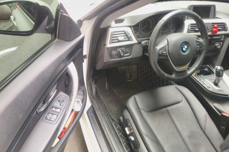 Used BMW 3 Series GT 2017 320i Sport Edition Driver Seat