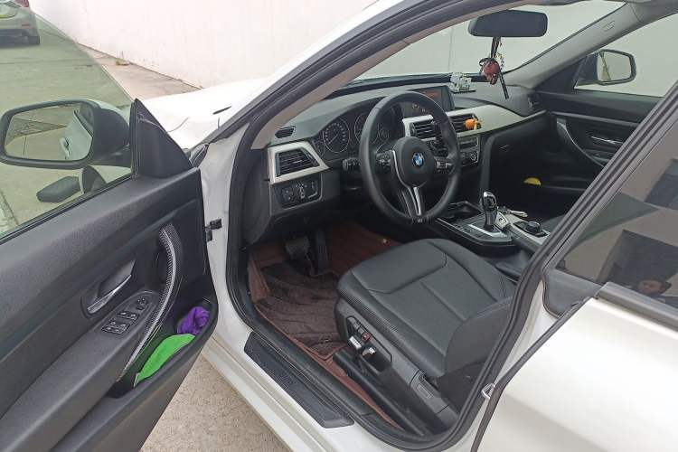 Used BMW 3 Series GT 2017 320i Sport Edition Driver Seat
