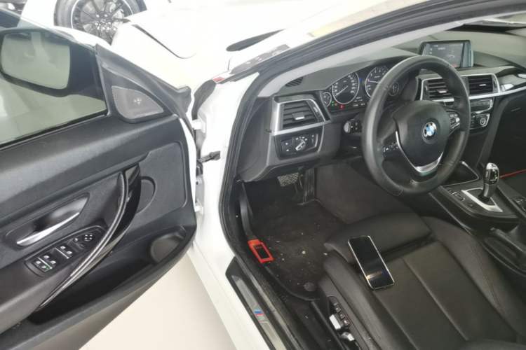 Used BMW 3 Series GT 2017 320i Sport Edition Driver Seat