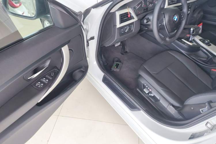 Used BMW 3 Series GT 2017 320i Sport Edition Driver Seat