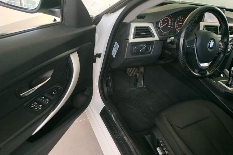 Used BMW 3 Series GT 2017 320i Sport Edition Driver Seat