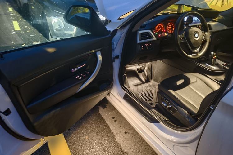 Used BMW 3 Series GT 2017 320i Sport Edition Driver Seat