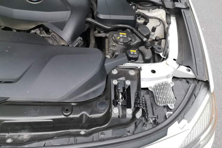 Used BMW 3 Series GT 2017 320i Sport Edition Engine Bay Left