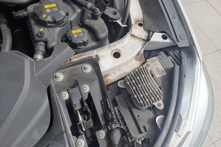 Used BMW 3 Series GT 2017 320i Sport Edition Engine Bay Left