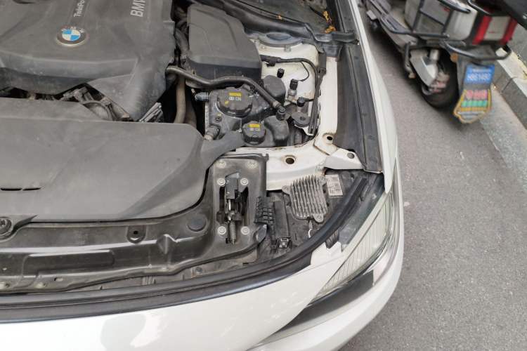 Used BMW 3 Series GT 2017 320i Sport Edition Engine Bay Left