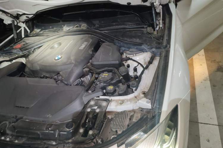 Used BMW 3 Series GT 2017 320i Sport Edition Engine Bay Left