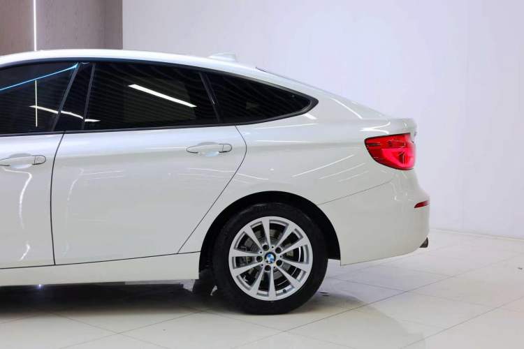 Used BMW 3 Series GT 2017 320i Sport Edition Exterior 3