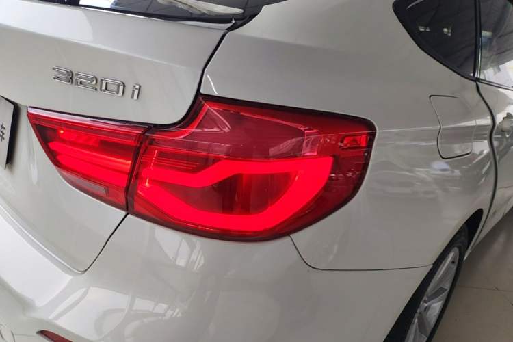 Used BMW 3 Series GT 2017 320i Sport Edition Exterior 3