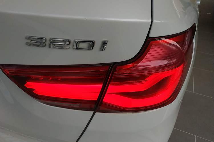 Used BMW 3 Series GT 2017 320i Sport Edition Exterior 3