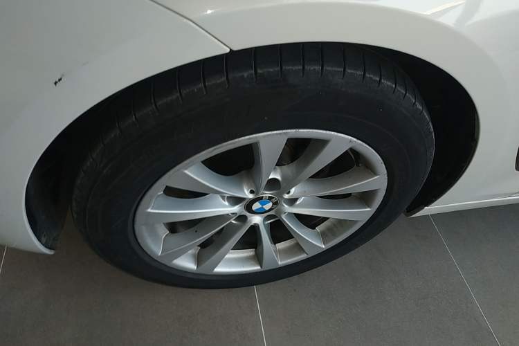 Used BMW 3 Series GT 2017 320i Sport Edition Exterior 4