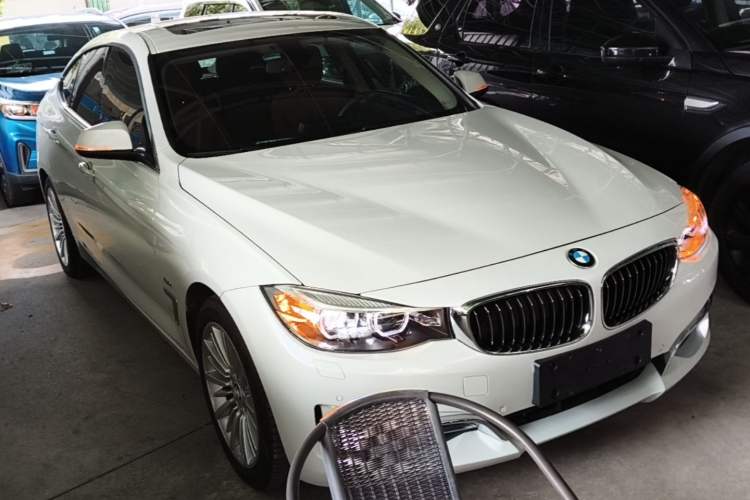 Used BMW 3 Series GT 2017 320i Luxury Design Package Front Right 45 Deg