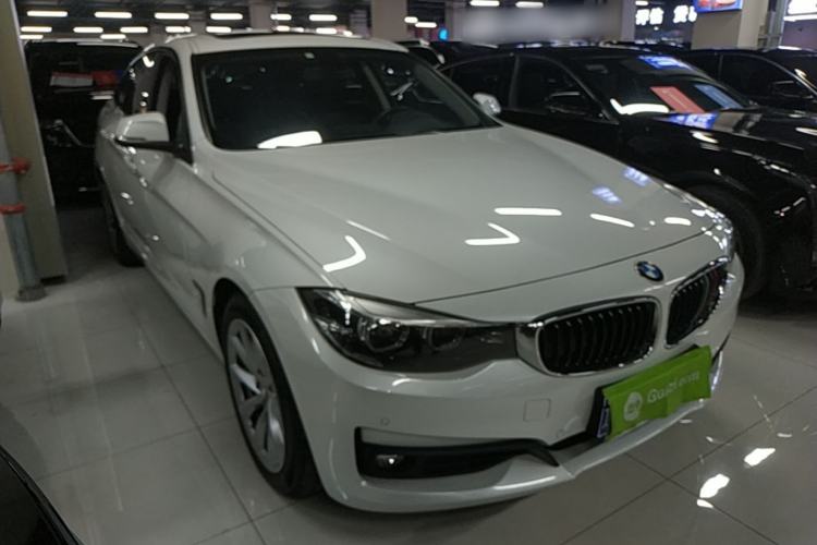 Used BMW 3 Series GT 2017 320i Sport Edition Front Right 45 Deg