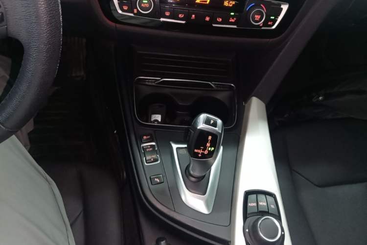 Used BMW 3 Series GT 2017 320i Sport Edition Gear Lever