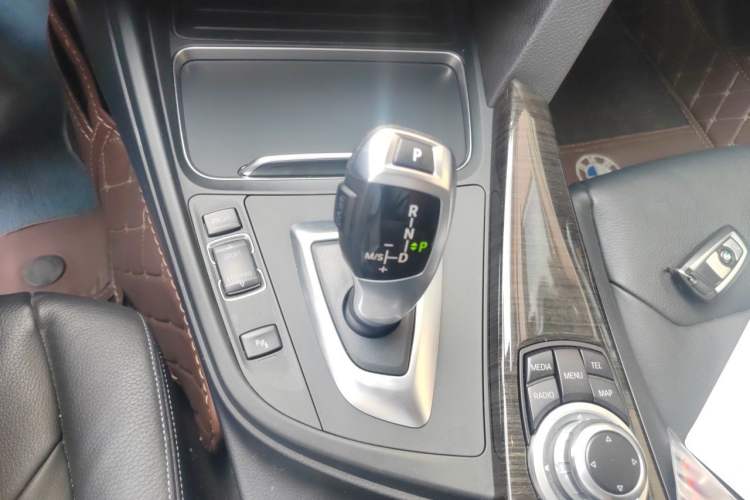 Used BMW 3 Series GT 2017 320i Sport Edition Gear Lever