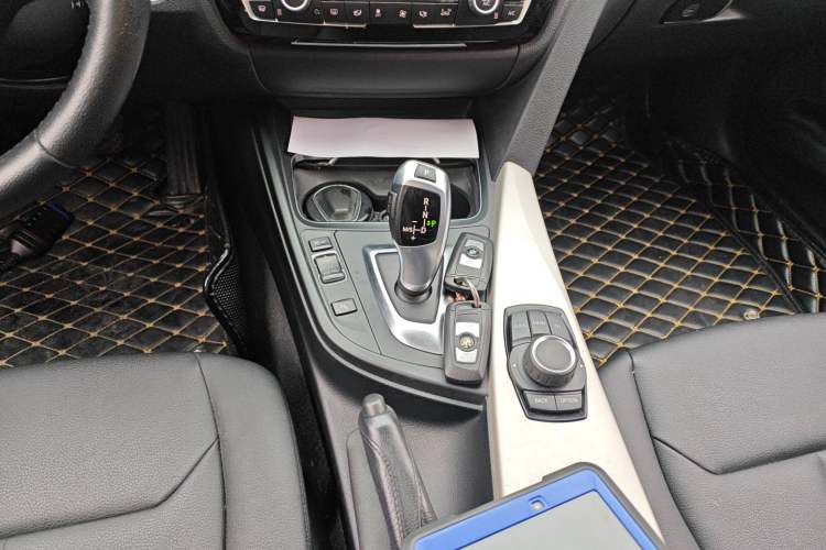 Used BMW 3 Series GT 2017 320i Sport Edition Gear Lever