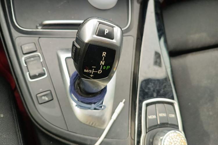 Used BMW 3 Series GT 2017 320i Sport Edition Gear Lever