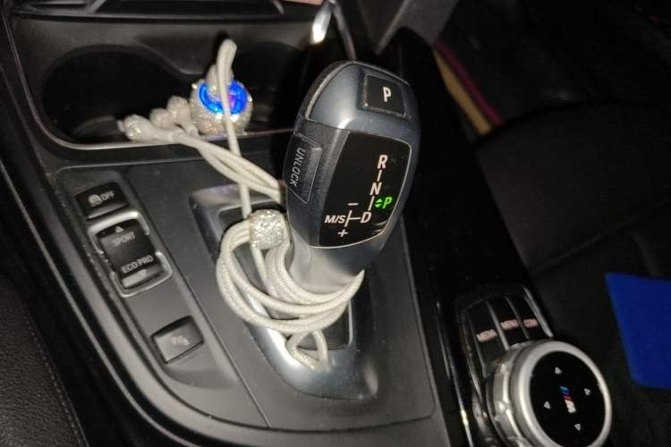 Used BMW 3 Series GT 2017 320i Sport Edition Gear Lever